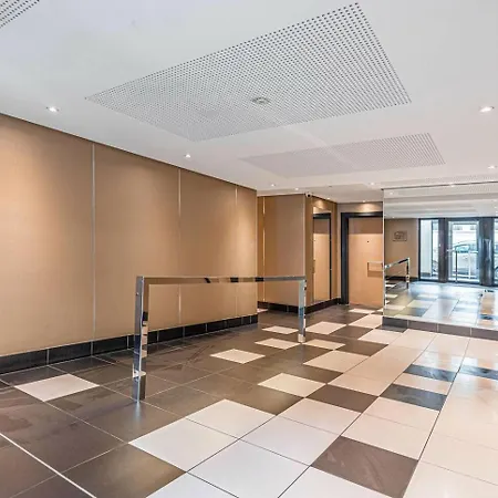 Διαμέρισμα Avec Terrasse-jardin Au Centre De *